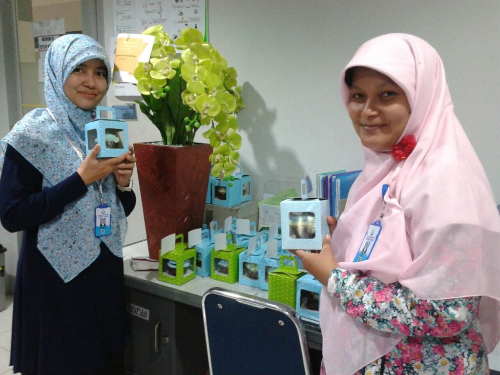 Guru SIT Nurul Fikri Terima cupcake dari YPPU Nurul Fikri