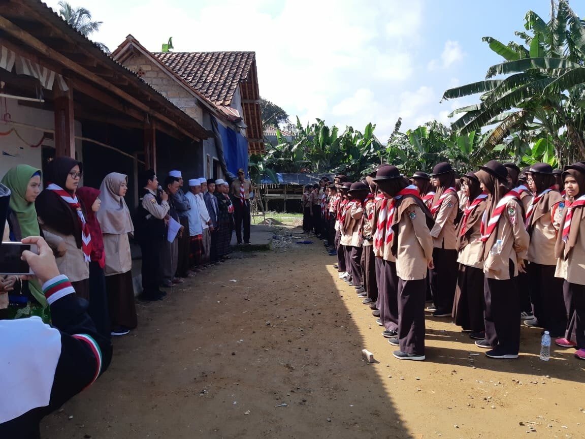 Pramuka SMPIT Nurul Fikri Santuni Warga Kampung Pasir